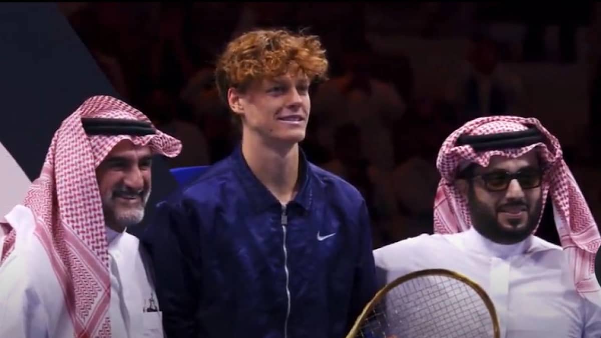 الرميان وتركي آل الشيخ يتوجان يانيك بجائزة المضرب الذهبي .. فيديو