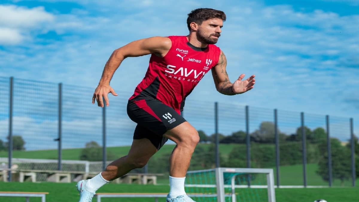 نيفيز يقترب من الاستمرار مع الهلال