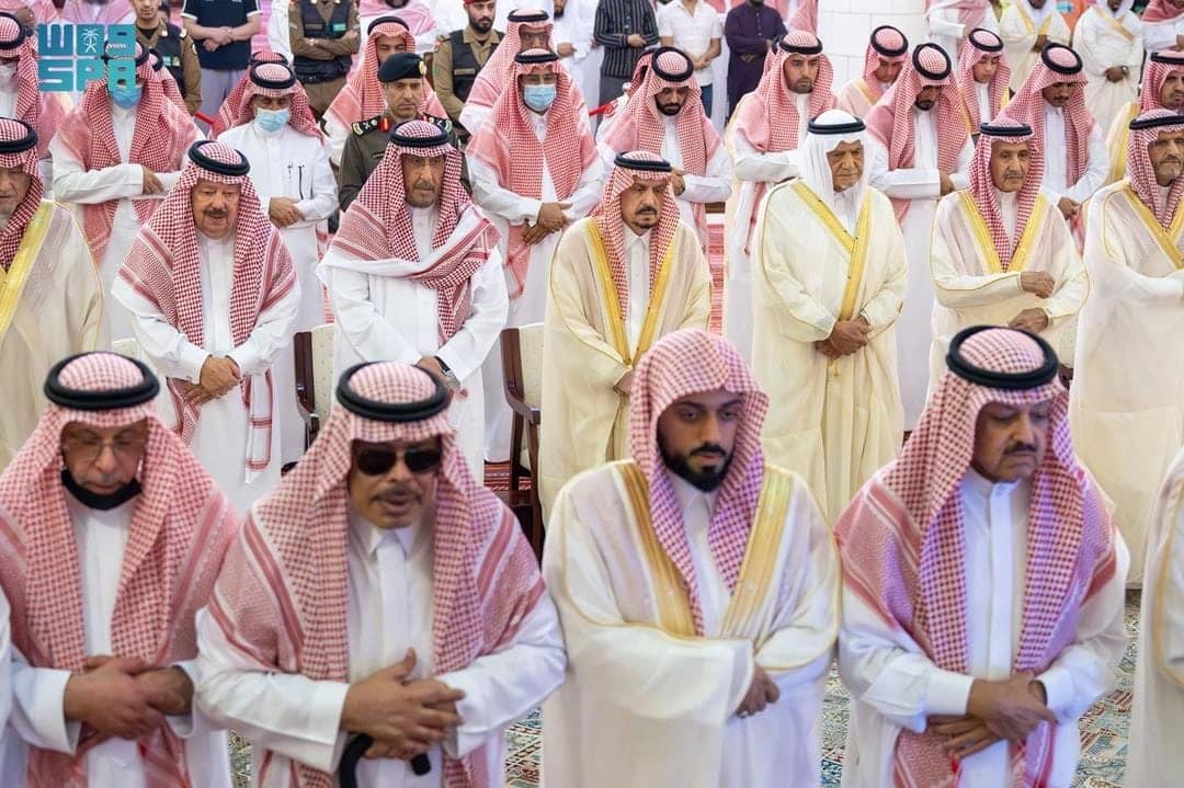 أمير الرياض يؤدي صلاة الميت على الأميرة نوف بنت سعود بن عبدالعزيز