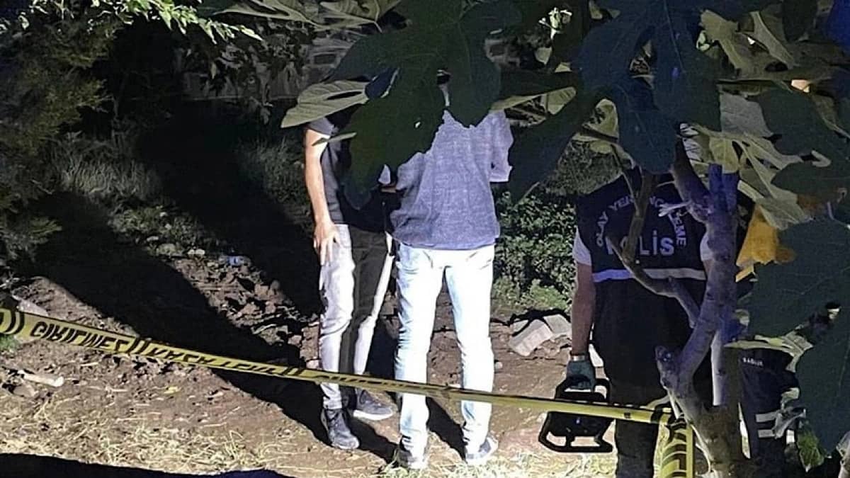 لحظة العثور على جثة رضيع مدفونة في فناء مسجد بتركيا .. فيديو