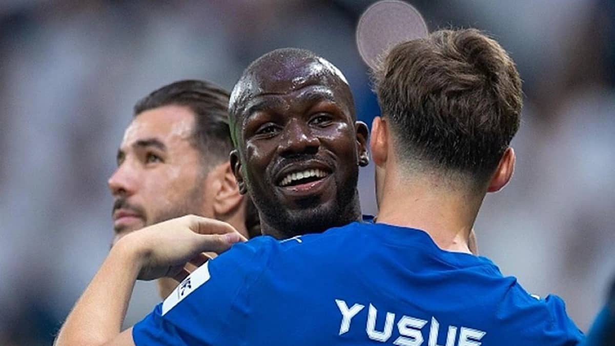 الهلال يكتب التاريخ في دوري المحترفين