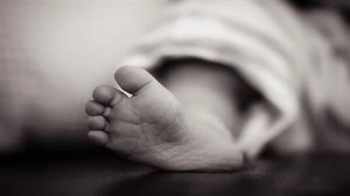 طفل يفقد حياته بسبب حبة رمان