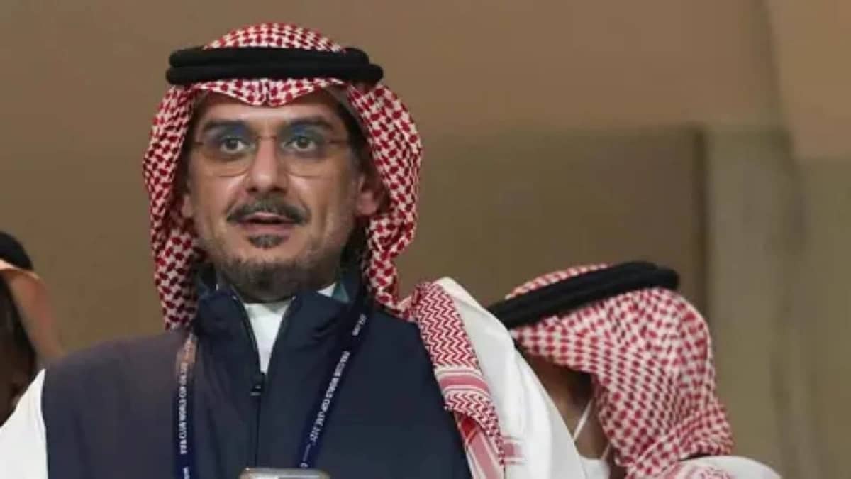 الأمير نواف يهنئ لاعبي الهلال بعد التأهل إلى ربع نهائي كأس الملك .. فيديو