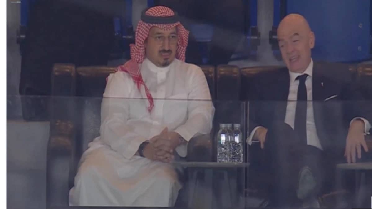 المسحل وإنفانتينو يتابعان كلاسيكو الاتحاد والنصر .. فيديو