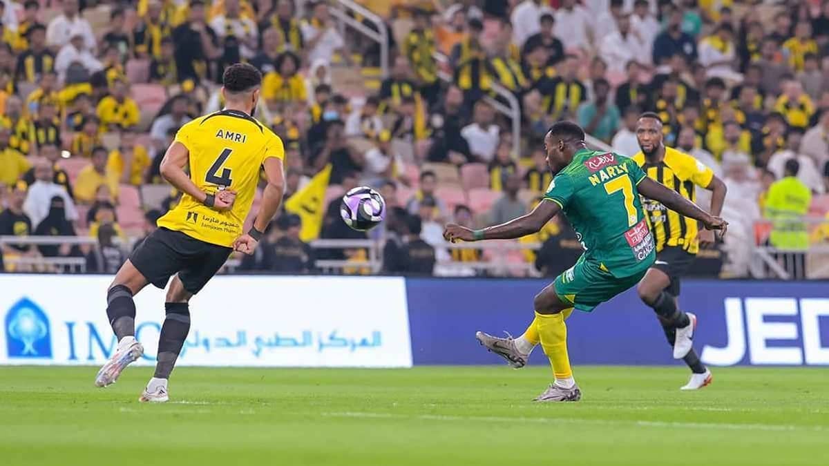 صافرة محلية تضبط لقاء الاتحاد والخليج