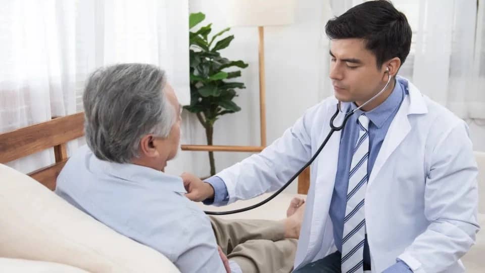 علامات لابد أن ينتبه لها الرجل بعد سن الأربعين.. فيديو