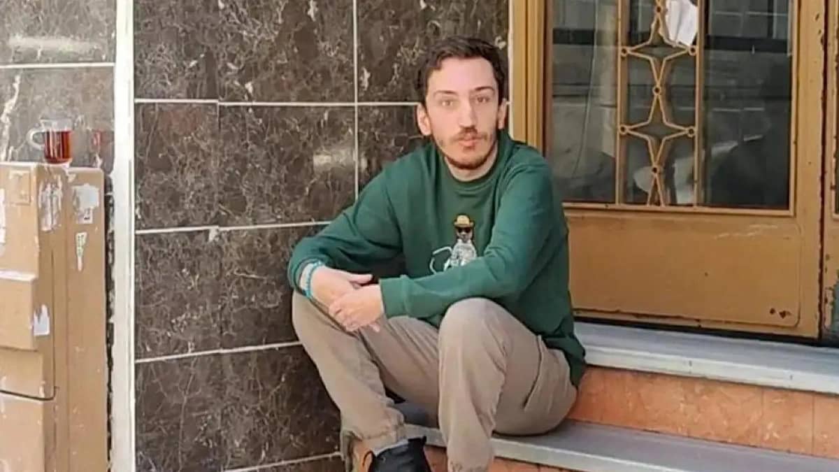 شاب يستغل نوبة صرع فتى ويسرق هاتفه..فيديو