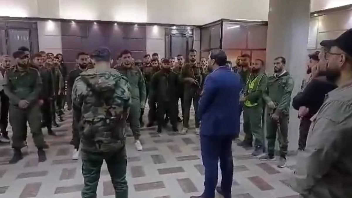 فصل موظف أمام زملائه في الجمارك السورية بعد تلقيه رشوة.. فيديو