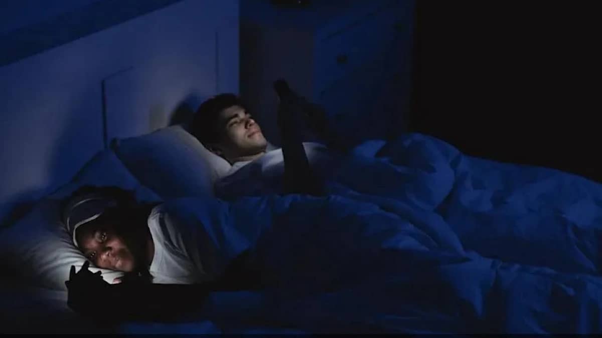 مختصون : استخدام الهاتف قبل النوم ليس مضر ولا يؤثر على جودة النوم