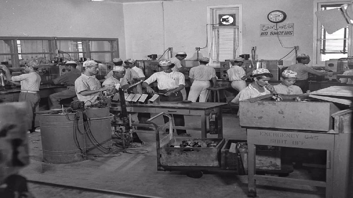 صورة توثق بدايات فحص عينات النفط بأرامكو قبل 74 عامًا