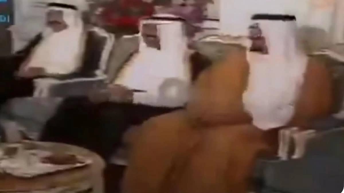 مقطع نادر للملك فهد وهو يمازح الأمير سلطان بحضور أمير الكويت