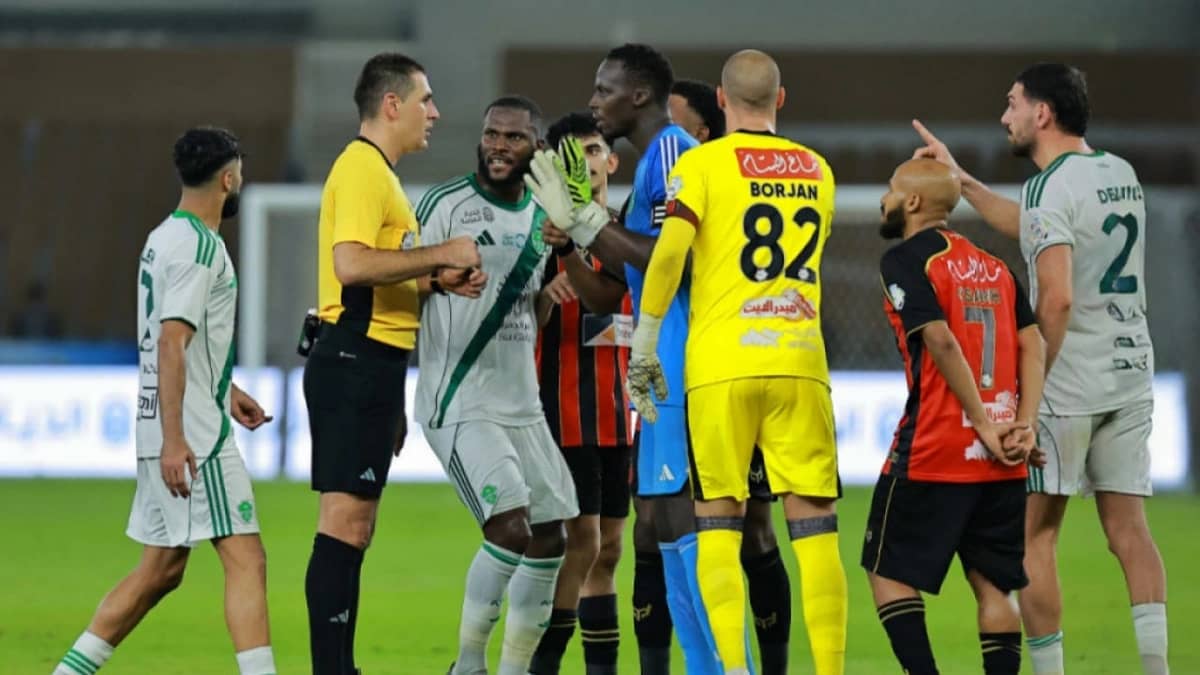 الأهلي يرفع خطابًا رسميًا للجنة الحكام احتجاجًا على قرارات مباراة الرياض
