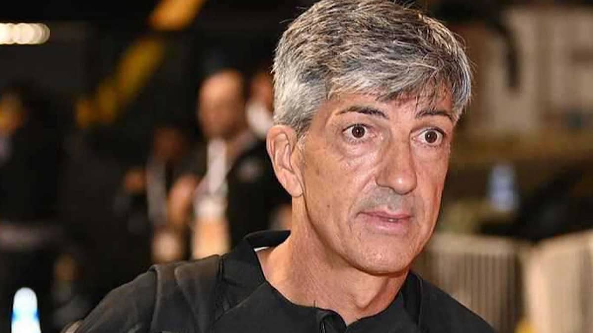 الشباب يقترب من إقالة مدربه