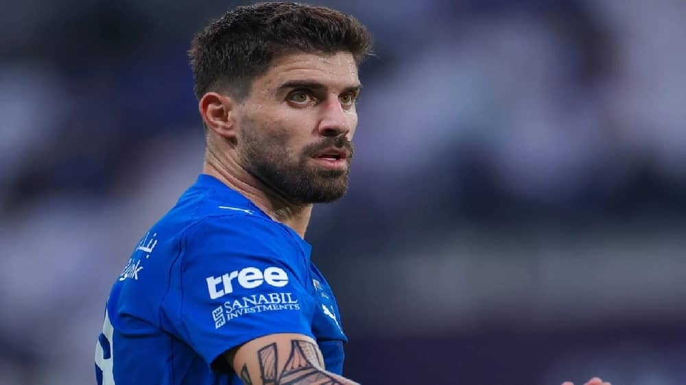 تأخر تجديد عقد نيفيز يعيد فتح باب العروض الخارجية