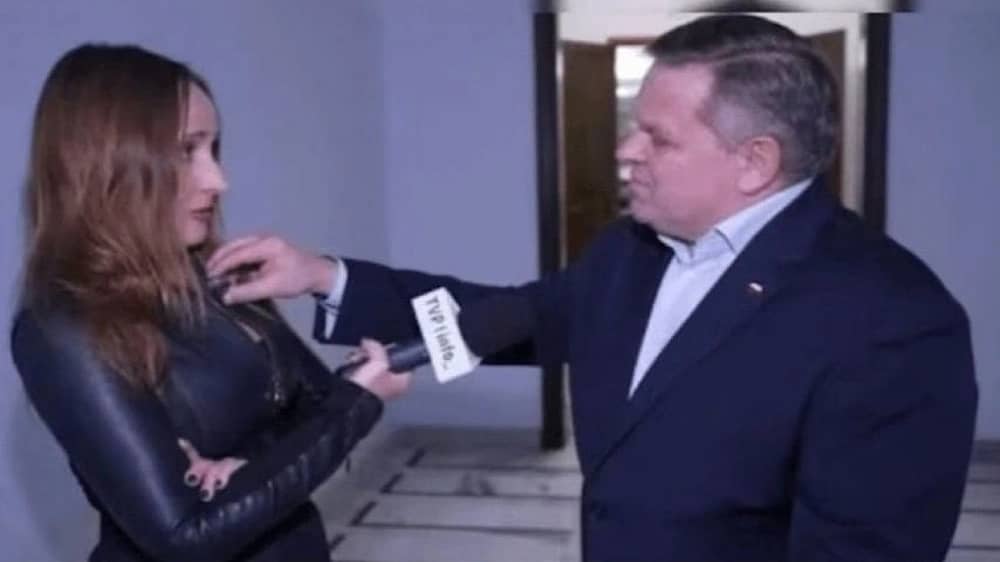 سناتور بولندي يتحرش بصحفية خلال بث مباشر داخل البرلمان .. فيديو