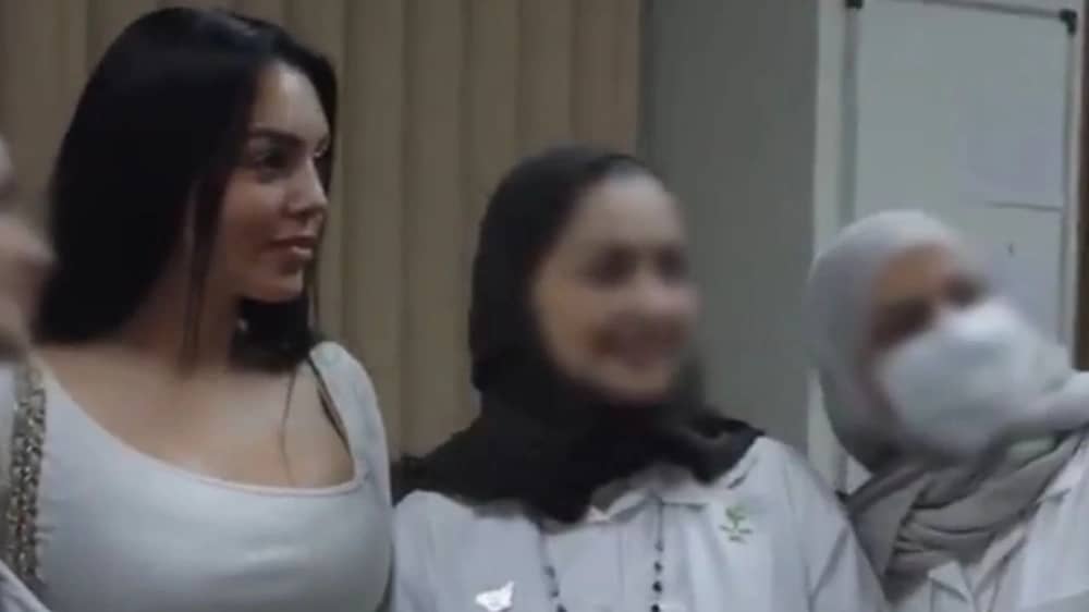 جورجينا رودريغز تزور أطفال مرضى  السرطان بالرياض .. فيديو