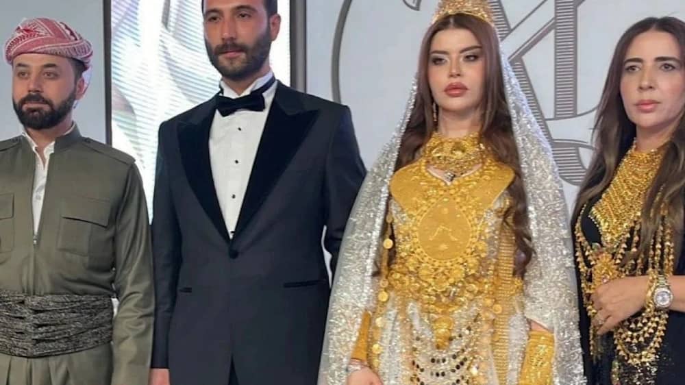 عروس تعجز عن المشي لثقل الذهب الذي ترتديه خلال حفل زفافها ..فيديو