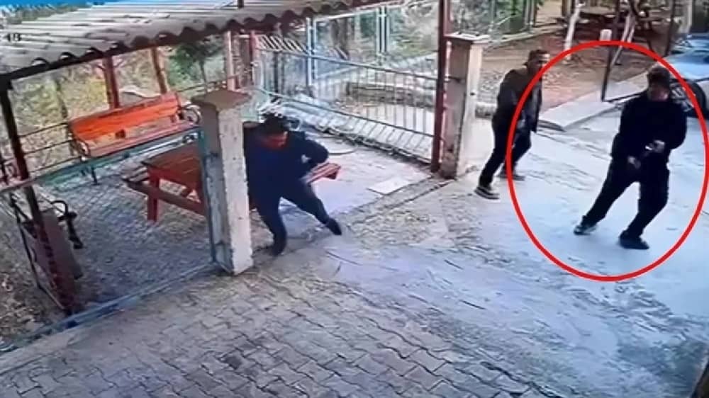 تلميذ يهاجم مدير مدرسته بالرصاص ويصيبه بجروح حرجة.. فيديو