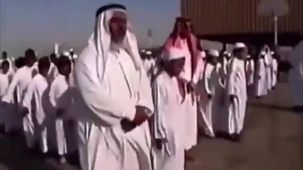 مشهد نادر للطابور الصباحي في إحدى مدارس البنين قبل 26 عامًا   .. فيديو