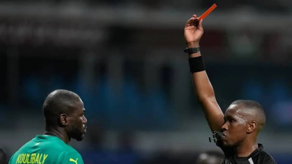 طرد كوليبالي يربك حسابات السنغال رغم الفوز على بنين .. فيديو