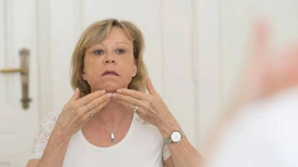 الجذلاني :  الأحبال الصوتية تفقد مرونتها ورطوبتها مع التقدم في العمر.. فيديو