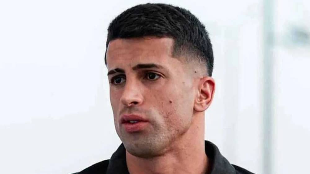 برشلونة يوجه رسالة إلى كانسيلو