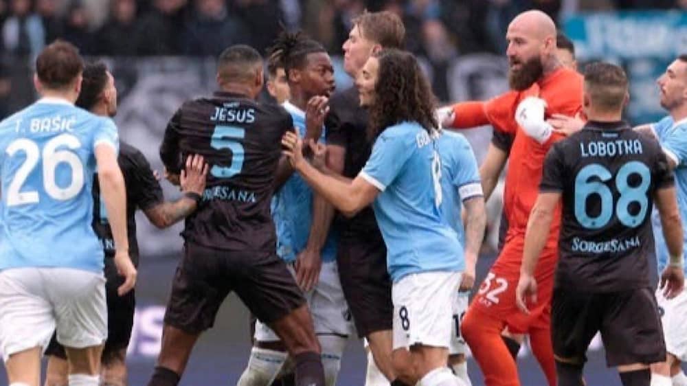 نابولي يهزم لاتسيو بثنائية