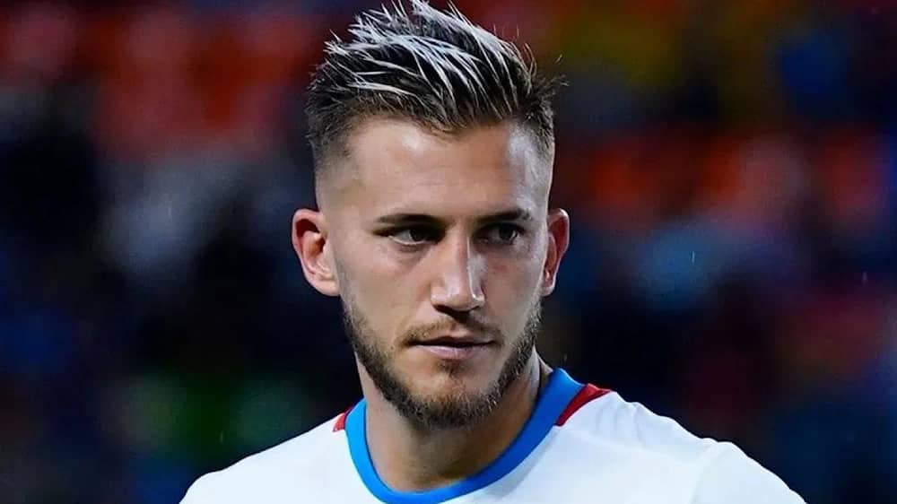 أندية روشن تستهدف لاعب كروز أزول