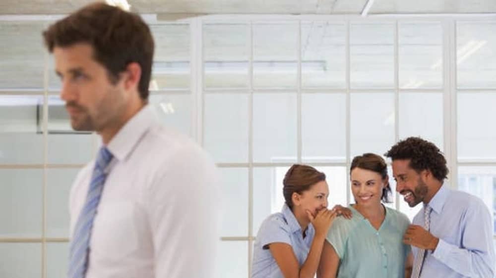 مختص يحذر: كثرة الكلام تقلل احترام الزملاء في بيئة العمل .. فيديو