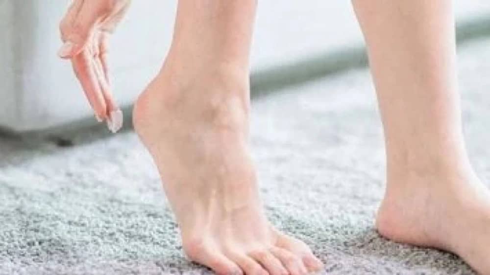 علامات في القدمين قد تكشف خطر ارتفاع الكوليسترول في الدم