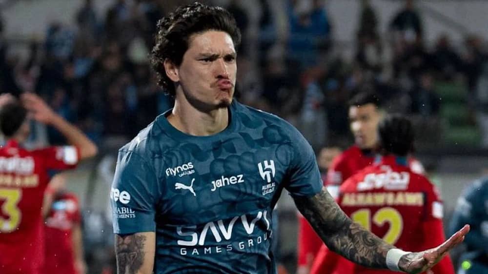 صحيفة أوروغويانية تعلق على تصرف نونيز مع مشجع.. فيديو