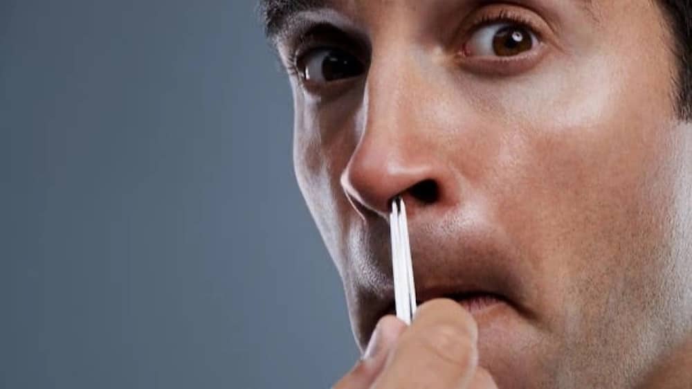 تحذير طبي من مخاطر  نتف شعر الأنف