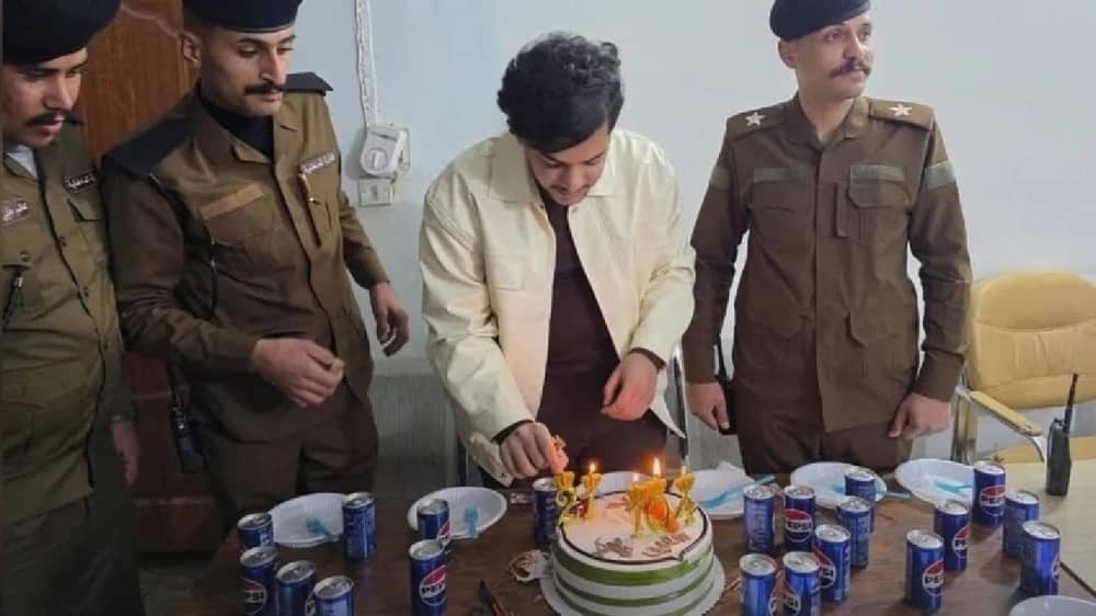 شاب عراقي يحتفل بعيد ميلاده مع رجال الشرطة