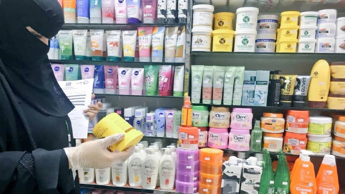 تحرير مخالفة لإحدى المنشآت التجارية في منطقة الحدود الشمالية