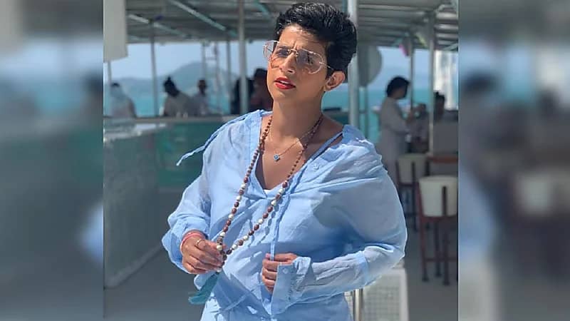 نورة العميري تتعرض للسخرية بسبب ارتدائها بذلة رجالية