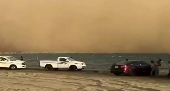 بالفيديو.. لحظة ضرب عاصفة رملية ضخمة سواحل الشقيق بجازان