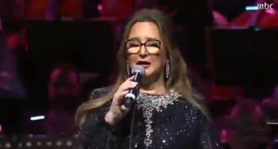 بالفيديو.. عزيزة جلال تطرب جمهور طنطورة وتشدو « عاش سلمان »