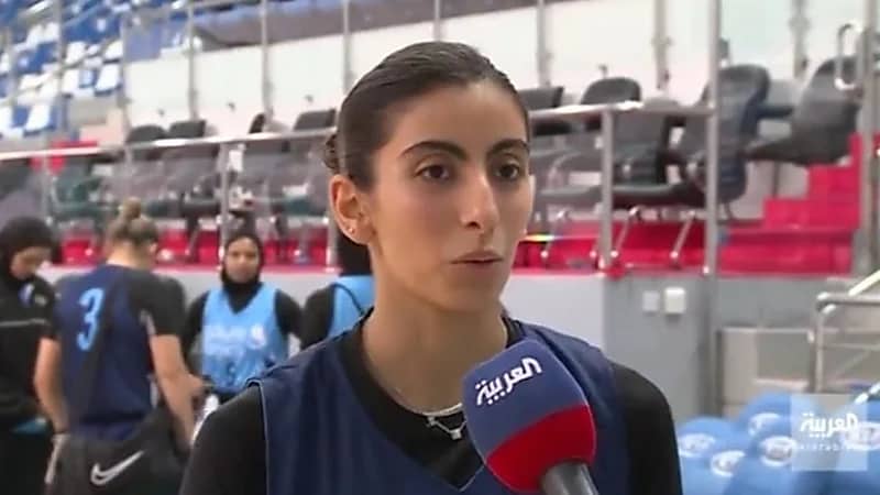 شاهد.. مواطنة تخوض تجربة الاحتراف الخارجي في كرة السلة 