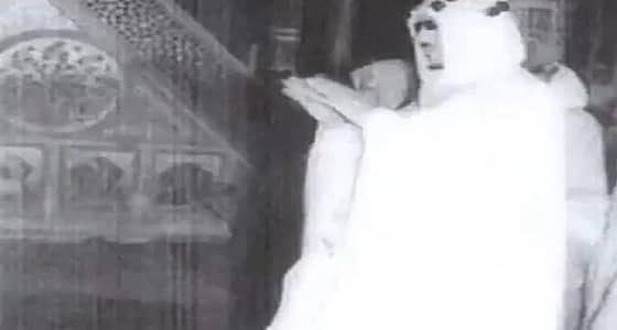 فيديو نادر للملك سعود يؤم المصلين عقب خطبة الجمعة بحرم المدينة المنورة