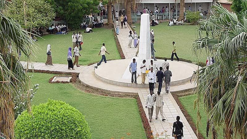 ضبط رئيس جامعة وهمية خرجت آلاف الطلاب بشهادات مزورة