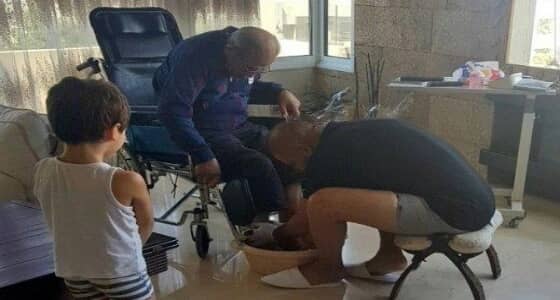 صورة إنسانية لـ رامي عياش وهو يغسل قدم والده