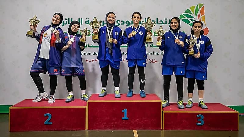 بالصور.. الريشة تتوج بطلات بطولة المملكة