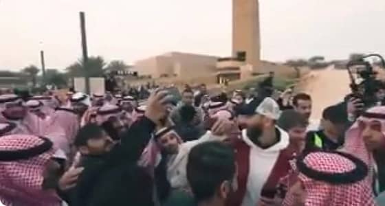 بالفيديو.. الأمير " محمد بن سلمان " كسب قلب الشعب بتحطيم البروتوكولات
