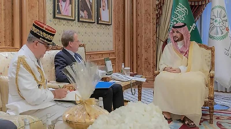 وزير الدفاع يبحث العلاقات الثنائية مع السفير الفرنسي لدي المملكة