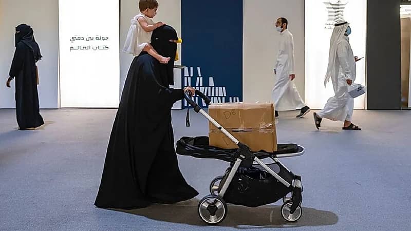 مواطنة تلفت الأنظار في معرض الكتاب