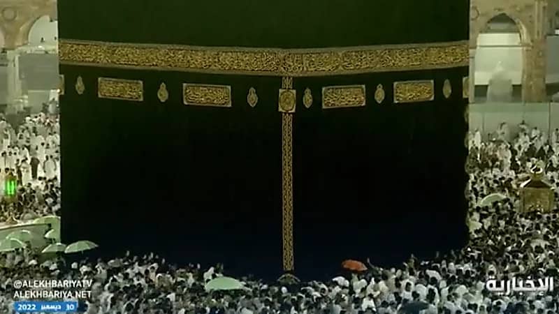 بالفيديو.. هطول أمطار الخير الغزيرة على المعتمرين بالحرم المكي أثناء صلاة الفجر