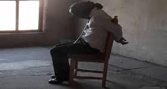 4 عاطلين يخطفون رجل ويعتدون عليه بعد رفضه السماح لهم بمعاشرة زوجته