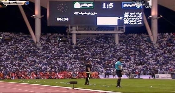 بالفيديو.. " آل الشيخ " يقدم هدية لجماهير الهلال بملعب جامعة الملك سعود