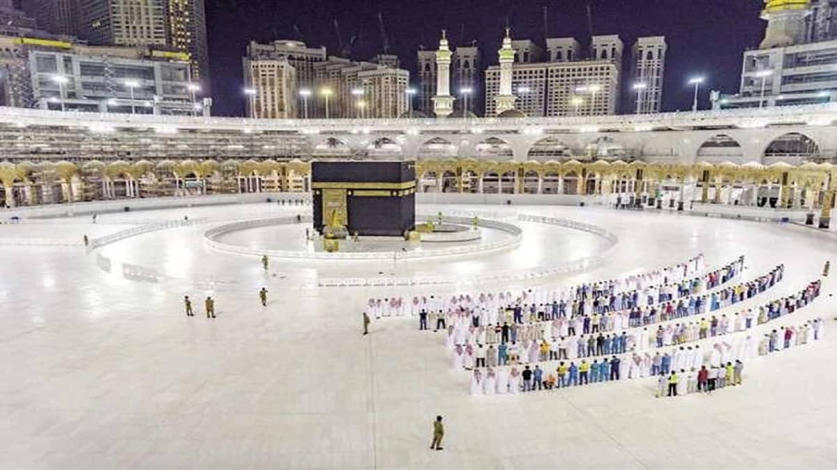 أجواء روحانية تسيطر على صلاة التراويح في ليلة الـ 27 بالمسجد الحرام (فيديو)