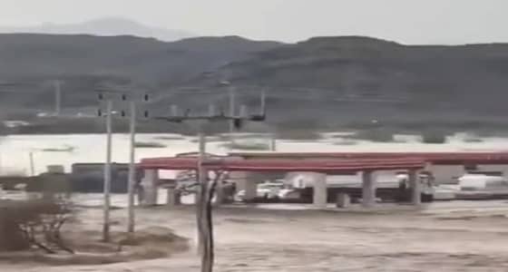 بالفيديو.. سيول جارفة تضرب قرية ملح في خليص